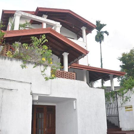 Golden Shower Inn Kandy Exterior photo