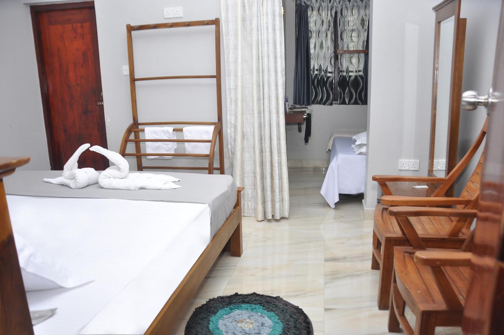 Golden Shower Inn Kandy Exterior photo