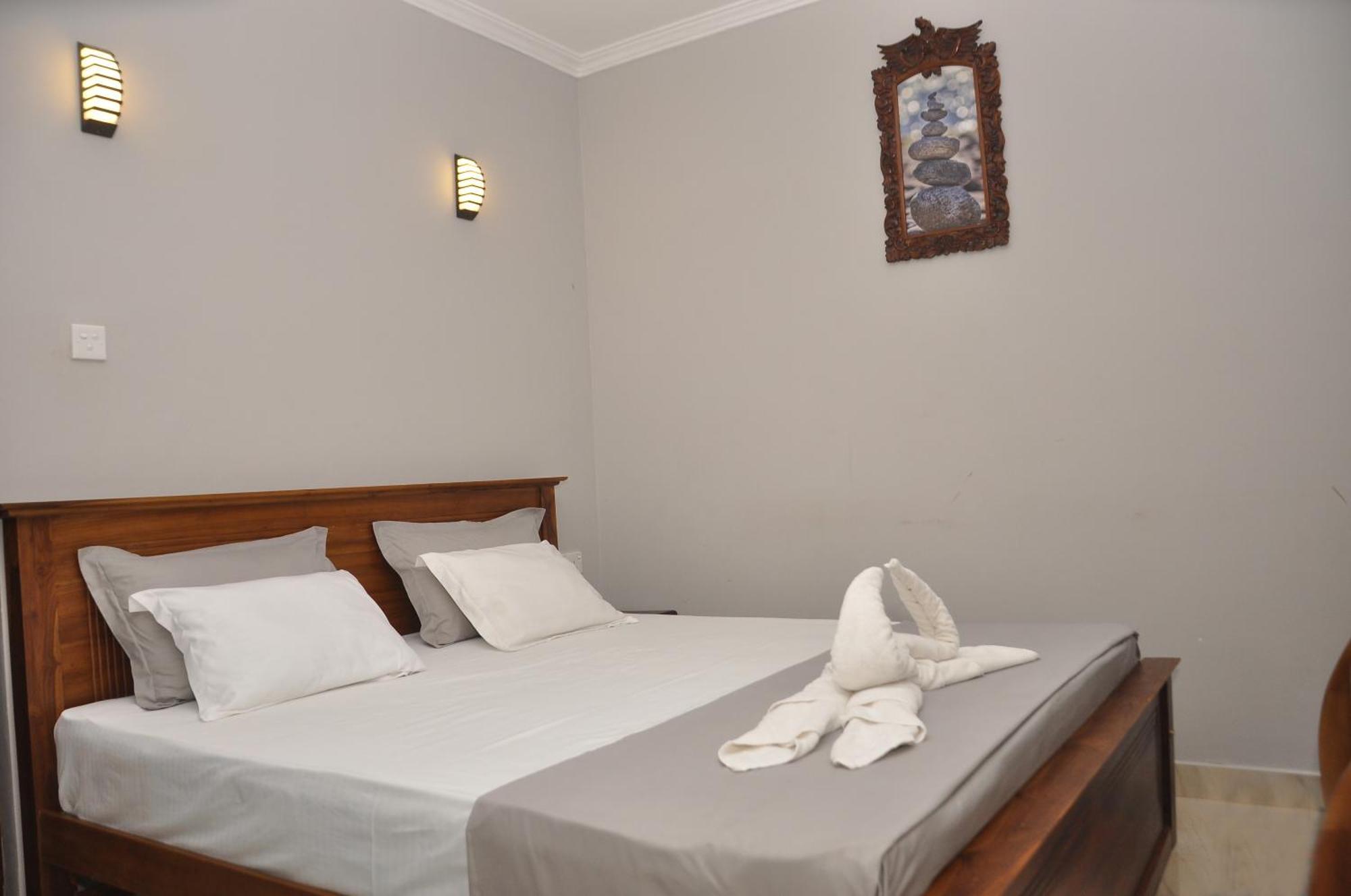 Golden Shower Inn Kandy Exterior photo